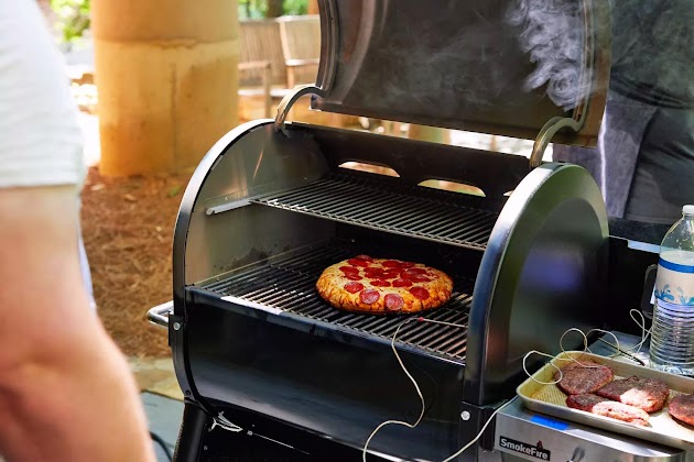 Pizza cocinada en la parrilla de pellets de leña Weber Smokefire EX4 (2.ª generación)