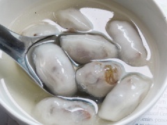 Dùng nồi nước mới, cho đường vào nồi khuấy tan, nước đường sôi lên, các bạn cho gừng thái sợi vào, rồi cho các viên bột lọc vào đun sôi khoảng 5-7 phút cho các viên bột lọc ngấm đường thì tắt bếp. Cuối cùng, các bạn trình bày chè bột lọc heo quay ra bát nhỏ rồi thưởng thức nha.