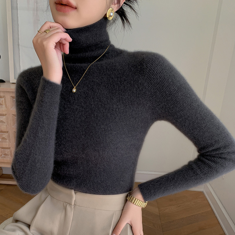 Women's seamless turtleneck sweater made of 100% wool