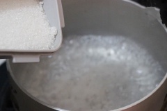 Nước cốt dừa, sữa tươi không đường cho vào nồi trộn đều. Tiếp đó trộn 80g đường trắng với 10g bột rau câu. Nấu nước sôi, cho bột rau câu vào nấu, khuấy đều đến khi hỗn hợp sôi lại thì tắt bếp. Đổ hỗn hợp sữa dừa vào nồi khuấy đều. Sau đó, chế nước rau câu ra khuôn, chờ nguội và đông lại.