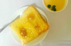 Cho bánh ra đĩa và thưởng thức ngay.
