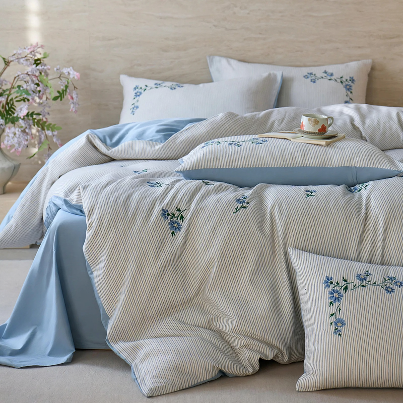 Cotton bedding set with fitted sheets