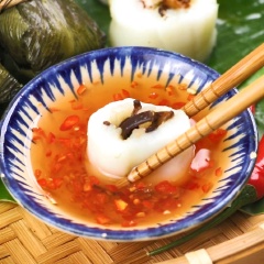 Cho bánh vào nồi hấp, hấp với lửa to trong vòng 20 phút, bánh chín thì bạn vớt ra để ráo nước là có thể thưởng thức được rồi. Món ăn có thể dùng kèm với nước mắm ớt hoặc tương ớt điều ngon. .