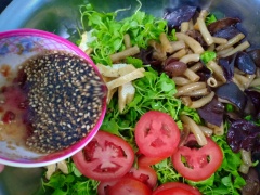 Cho cải con vào thau và đậu khuôn - cà chua - nui xào lên trên. Rưới đều hỗn hợp xì dầu vào, trộn đều và bày ra đĩa thưởng thức với cơm nóng.