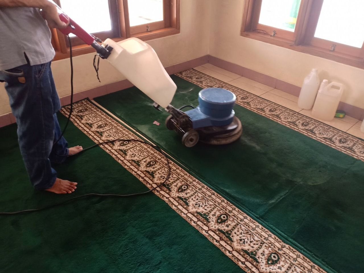 Dokumentasi cuci karpet masjid 5