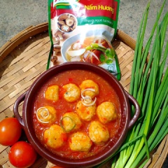 Vậy là món xíu mại chay sốt cà đã hoàn thành rồi, dọn kèm cơm nóng thì đúng bài. Món xíu mại chay này không chỉ dùng vào ngày chay, mà ngày thường ngán thịt cũng rất hấp dẫn và ngon miệng đấy. Chị em lưu lại ngay nhé.
