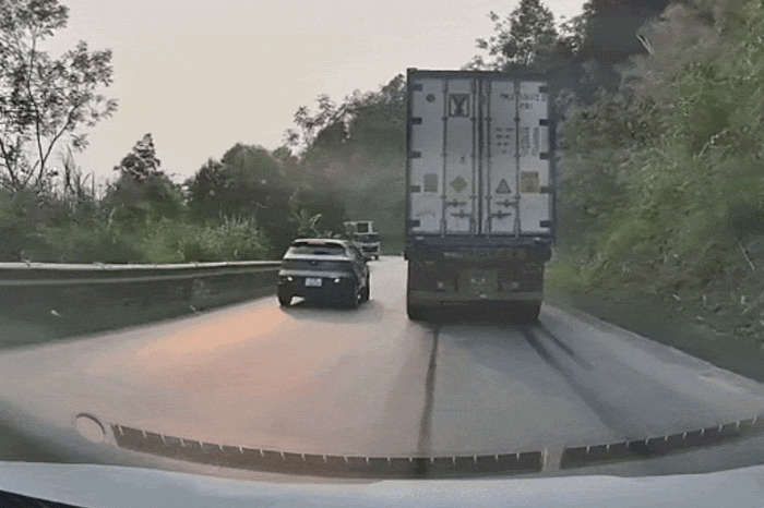 Clip: Ô tô con vượt ẩu, lao thẳng vào giữa hai xe tải - Báo Tiền Phong