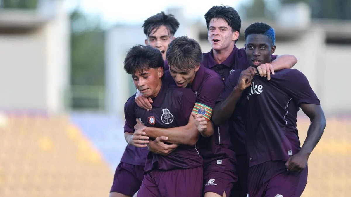 Suasana pertandingan sepak bola kelompok usia muda di Liga Juniores.