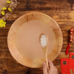 Chuẩn bị một âu nước vo gạo, cho vào 1 muỗng canh muối hột khuấy cho tan hết, rồi cho 1 kg hành tính củ vào sao cho hành ngập hết trong nước, sau đó để qua đêm.