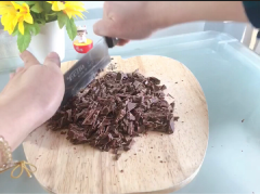 Chocolate băm nhỏ, cho vào âu sắt. Đun nước nóng 100 độ C. Đặt âu chocolate lên trên, khuấy cho chocolate tan thành dạng lỏng.