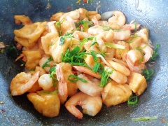 Sau đó cho tôm vào xào nhanh 5 phút. Tiếp đến, nêm vào 3 muỗng canh tương ớt ngọt, 1 muỗng canh nước mắm, 1 muỗng cà phê bột nêm xào 4 phút. Cuối cùng, cho đậu hũ vào đảo đều cho tất cả thấm gia vị, sốt sánh.