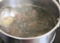 Huyết sau khi mua về đổ bỏ hết phần nước đi, sau đó rửa lại thật nhẹ nhàng. Tiếp đến, cắt huyết làm tư, cho vào nồi nước lạnh, thêm 3 lát gừng, đun sôi, đồng thời chú ý vớt bọt. Sau đó, chuyển lửa nhỏ, đun đến khi huyết chín.