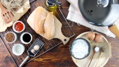 Chuẩn bị đầy đủ các nguyên liệu gà sốt cay chiên giòn gồm: 400gr ức gà không xương, 2 quả trứng gà, 150gr bột bắp. Phần nước sốt cay gồm: 60gr đường nâu, 30ml giấm gạo, 20ml nước tương, 100gr tương ớt và 1 củ tỏi khoảng 10gr. Ức gà không xương cắt miếng vuông nhỏ, ướp với một ít muối tiêu, nhúng qua 1 lớp mỏng trứng gà, sau đó là 1 lớp mỏng bột bắp.