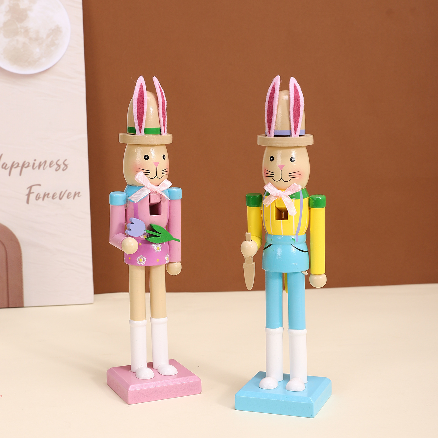 Dekorative Holz-Nussknacker-Figur mit Hasenohren