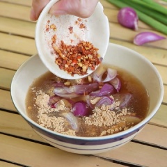Pha nước mắm: Cho 1 muỗng canh ớt bột, 1 muỗng canh thính gạo rang, 1/2 muỗng canh đường nâu, 3 muỗng canh nước mắm, 3 muỗng canh nước cốt chanh, 20gr hành tím cắt lát, 20gr hành lá cắt nhỏ vào chén, khuấy đều.