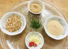Đậu phộng rang chín, bóc vỏ, giã giập. Mè trắng cũng rang chín, giã nhỏ. Lá chanh rửa sạch, cắt nhuyễn. Tỏi bóc vỏ, rửa sạch, đập nát sau đó bằm nhỏ. Ớt rửa sạch, cắt lát.