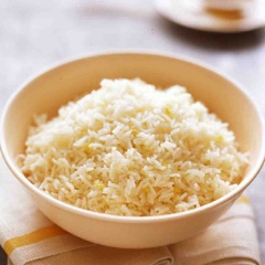Múc cơm ra chén, ăn cùng với các món mặn.