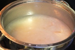 Cho gạo nếp, gạo tẻ, thêm nước lạnh và một muỗng cà phê muối, hạt nêm và 1/2 muỗng cà phê bột ngọt vào nồi, đun sôi lửa nhỏ đến khi hạt gạo chín mềm.