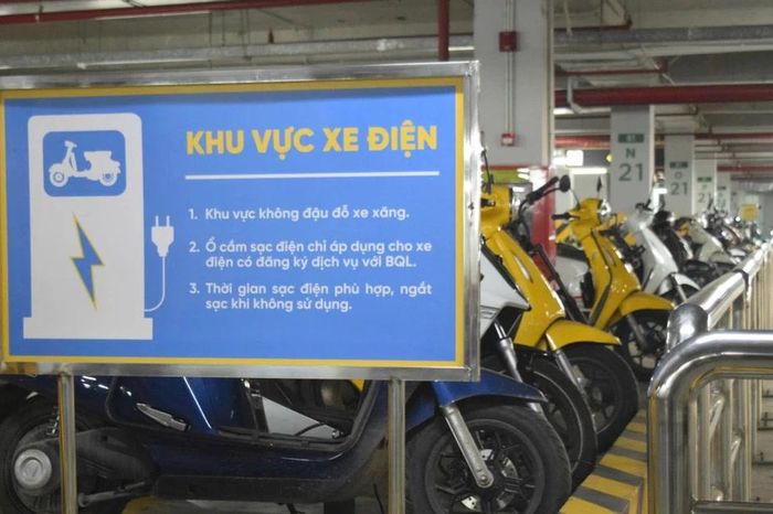 Xe điện gây tranh cãi ở hầm chung cư Hà Nội về chi phí sạc - Báo Tri thức &amp; Cuộc sống