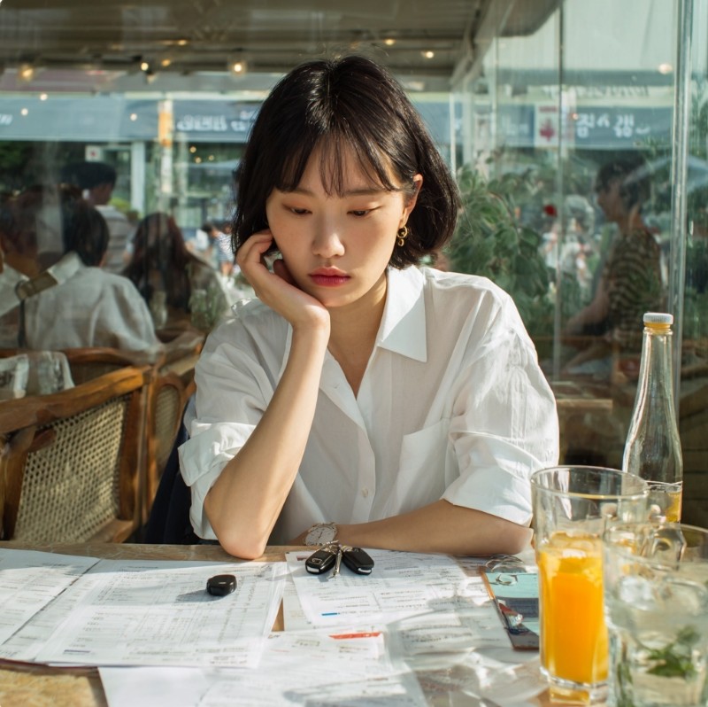 자동차보험 갱신을 준비하는 차분한 생활 장면