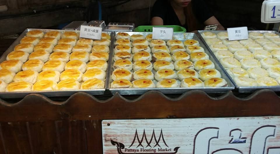 Kue Bakpia Tradisional Flaky Pastry