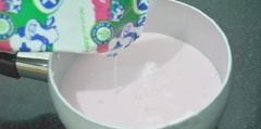 Cho sữa tươi hương dâu và 3 muỗng canh đường vào nồi, khuấy tan.