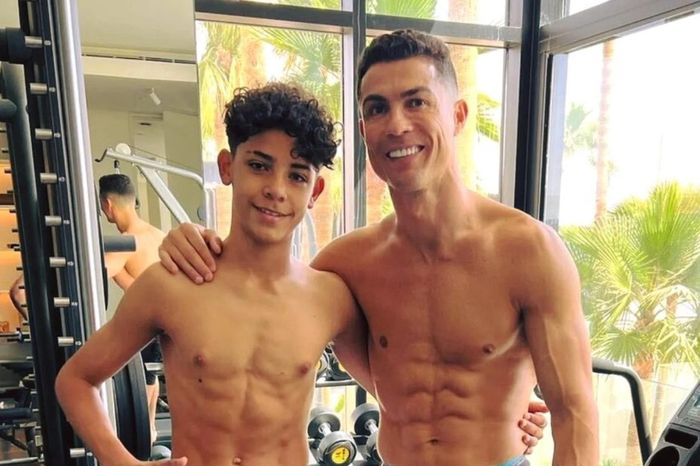 Ronaldo Jr từ chối đá cặp cùng cha - Tạp chí Tri thức