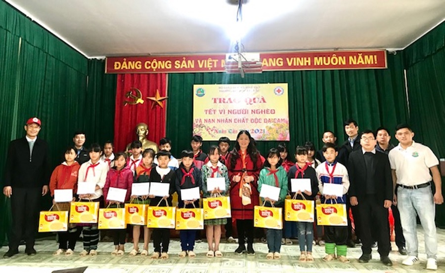 Chương trình “Tết vì người nghèo và nạn nhân chất độc da cam - Xuân Tân Sửu 2021” tại xã Chiềng Muôn, huyện Mường La, tỉnh Sơn La