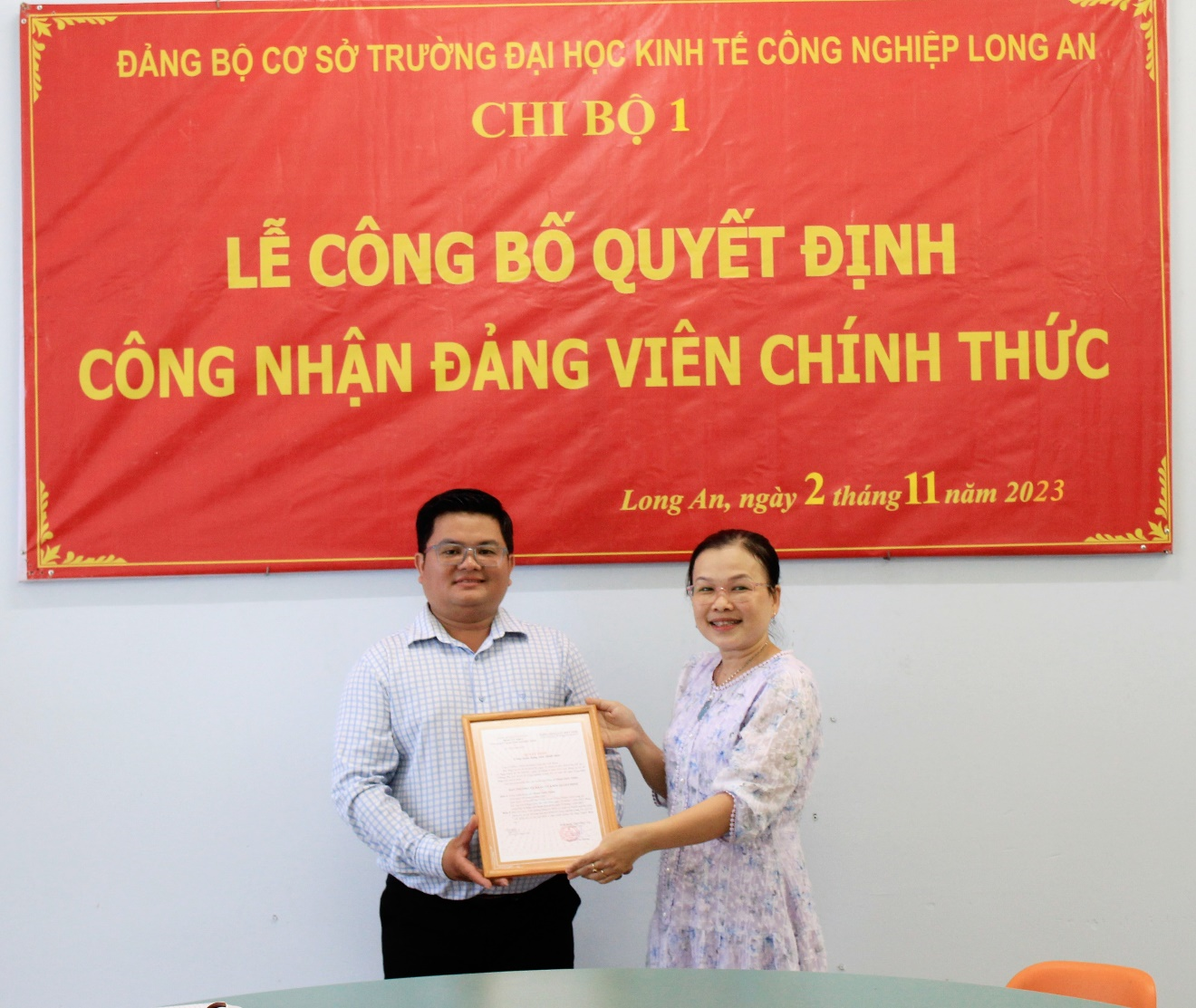 Đ/c Huỳnh Thị Bích Liễu – Bí thư chi bộ trao quyết định công nhận đảng viên chính thức cho đ/c Phạm Quốc Thậm