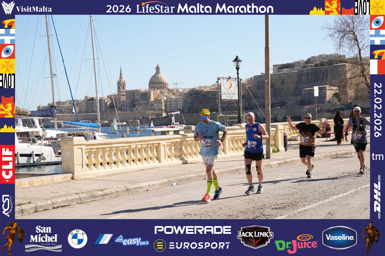 Suso corriendo junto al puerto con Valletta al fondo