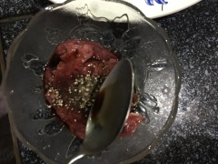 Cho 1/2 muỗng cafe tiêu, 1 muỗng nước tương vào phần bò đã thái mỏng, sau đó trộn đều cho thấm gia vị.