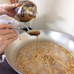Cho thêm 4 muỗng canh mật ong đảo đều và tắt bếp. Chờ khoảng 10 phút cho kẹo bớt nóng đổ vào khuôn đã được chuẩn bị sẵn.