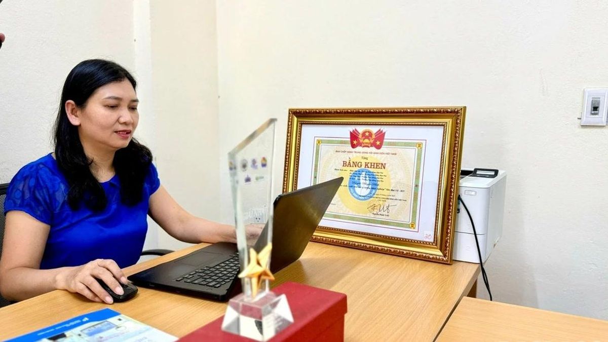 Nữ giáo viên đam mê ngành điện - Báo Lào Cai