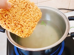 Đun sôi một nồi nước. Cho vào nước 2 muỗng canh dầu ăn và ¼ muỗng cà phê muối để rau muống được xanh và giòn. Cho rau vào, trộn đều rồi vớt ngay ra thau nước đá cho rau được giòn. Sau đó cho mì vào trụng. Mì vừa tơi ra, vừa chín tới thì cũng vớt ra thau nước đá. Sau đó cho mì và rau muống ra rổ cho ráo nước.