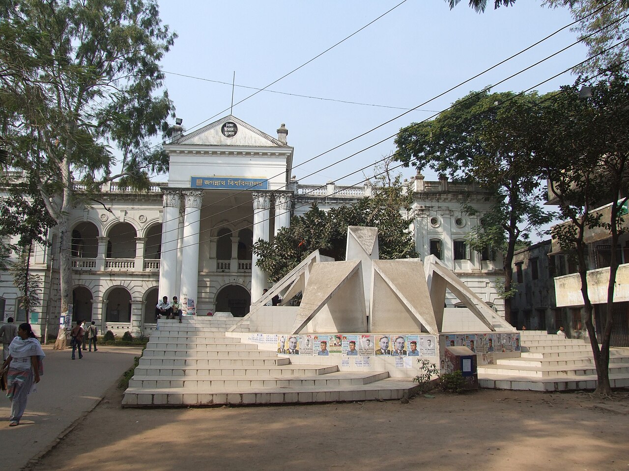 ডেমরায় গ্যারেজে জগন্নাথ বিশ্ববিদ্যালয়ের 'নোঙর' বাসে আগুন