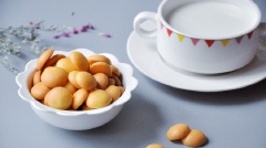 bánh chín lấy ra khỏi lò để nguội là có thể bảo quản kín trong hũ dùng dần trong thời gian dài. Những chiếc bánh quy đồng xu trong nhỏ nhỏ, xinh xắn rất đáng yêu có thể làm quà tặng người thương rất hợp nhé!