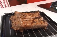 Sau đó, cho sườn ra, lật mặt dưới len trên, phết đều sốt còn lại lên sườn và cho tiếp vào lò nướng đến khi sườn chín là được.