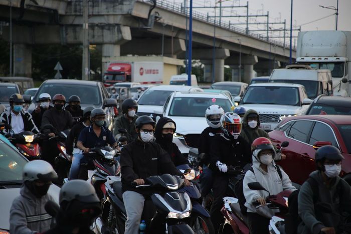 Cửa ngõ TP.HCM đông đúc người dân đi nghỉ lễ - Báo Pháp Luật TP.HCM
