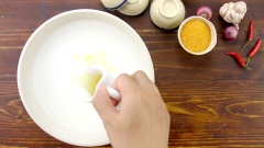 Cách làm bột bánh bèo: Cho vào tô 300gr bột gạo, thêm 15gr bột năng và 1/2 muỗng cà phê muối vào, trộn đều. Thêm 300ml nước lạnh vào, khuấy cho tan bột. Tiếp theo cho 300ml nước sôi vào tô, tiếp tục khuấy đều cho tất cả hòa quyện. Để bột nghỉ 30 phút. Sau đó cho vào 1 muỗng cà phê dầu ăn, khuấy đều.