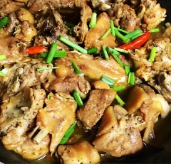 Cho ít dầu + 2 muỗng canh đường trên lửa nhỏ (để làm nước màu). Khi đường chuyển qua màu cánh gián cho củ hành tỏi băm nhỏ và thịt vào xào săn thịt, cho gừng cắt sợi + ớt vào. Cho ít nước vào nấu trên lửa nhỏ. Nêm nếm lại cho vừa ăn, kho đến khi thịt vừa đủ độ mềm, nước kho còn sâm sấp cho hành lá vào tắt bếp.