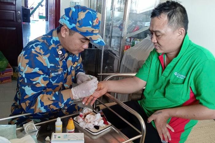 Quân y Nhà giàn DK1/7 kịp cứu ngư dân bị cá chình cắn - Báo Người Lao Động