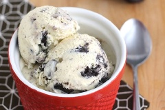 Cho kem ra ly, trang trí thêm bánh oreo để món kem thêm bắt mắt. Chúc các bạn thành công với món kem này nhé!