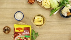 Đậu hũ non cắt miếng. Các loại rau nấm rửa sạch, cắt khúc vừa ăn. Xay nhuyễn 150gr táo với một ít nước.