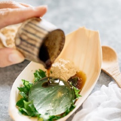 Lấy bánh ra khỏi khuôn, cho vào chén, thêm siro đường đen và bột đậu nành xay vừa ăn vào là có thể thưởng thức. (Siro đường đen và bột đậu nành thì bạn có thể mua trong các cửa hàng bán đồ Nhật Bản nhé). Miếng bánh giọt nước trong veo giòn giòn mát mát quyện với vị ngọt của siro đường đen cùng bột đậu nành thấm vào vị giác quả thực hấp dẫn vô cùng.