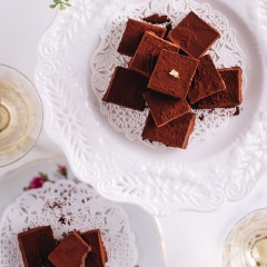 Khi tặng, bạn xếp các viên nama chocolate vào hộp, nhớ lót một lớp giấy nến bên trong trước khi cho chocolate vào nha. Ngày Valentine sắp đến này, bạn có thể làm tặng người thương của mình nè. Cách làm nama chocolate vốn không quá khó và nguyên liệu cũng dễ tìm nữa đó. Đặc biệt nama chocolate thu hút phái nữ nhờ vào hương thơm lừng từ bột cacao phủ bên ngoài, kèm theo vị đắng của chocolate, béo nhẹ của heavy cream nên ăn không tạo cảm giác ngán. Nhanh tay lưu ngay cách làm nama chocolate này bạn nhé.