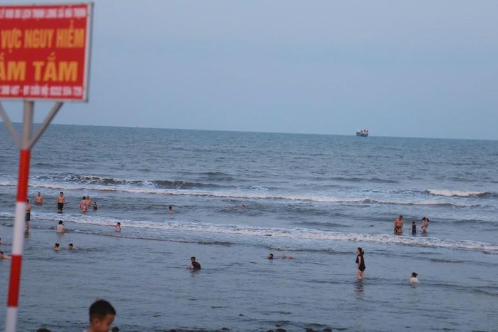 Biển Thịnh Long ở Ninh Bình kín người, trẻ nhỏ vô tư tắm ngay khu vực nguy hiểm - Chuyên trang Gia Đình &amp; Xã Hội - Báo Sức khỏe &amp; Đời sống