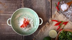Ớt tươi rửa thật sạch, giã nhỏ rồi trộn thật đều cùng với hạt tiêu, bột ngọt, muối trắng.