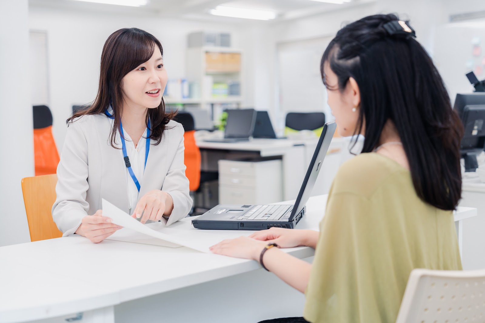 届出相談窓口で説明を受ける様子