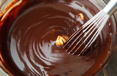 Chochocolate vào một tô cỡ vừa, đun cách thủy hoặc quay trong lò vi sóng cho tan chảy hoàn toàn. Cho kem tươi vào một nồi nhỏ, đun với lửa vừa đến khi kem bắt đầu có dấu hiệu sôi thì tắt bếp, rót vào phần chocolate, để 1 phút rồi khuấy đều đến khi bạn có được một hỗn hợp đồng nhất và bóng đẹp thì thêm bơ vào, khuấy cho bơ tan đều.