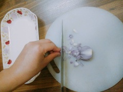 Luộc xương ống sơ qua và chắt bỏ hết nước đầu tiên đi, đồng thời cũng cắt nhỏ các loại củ và hành lá cùng hẹ.